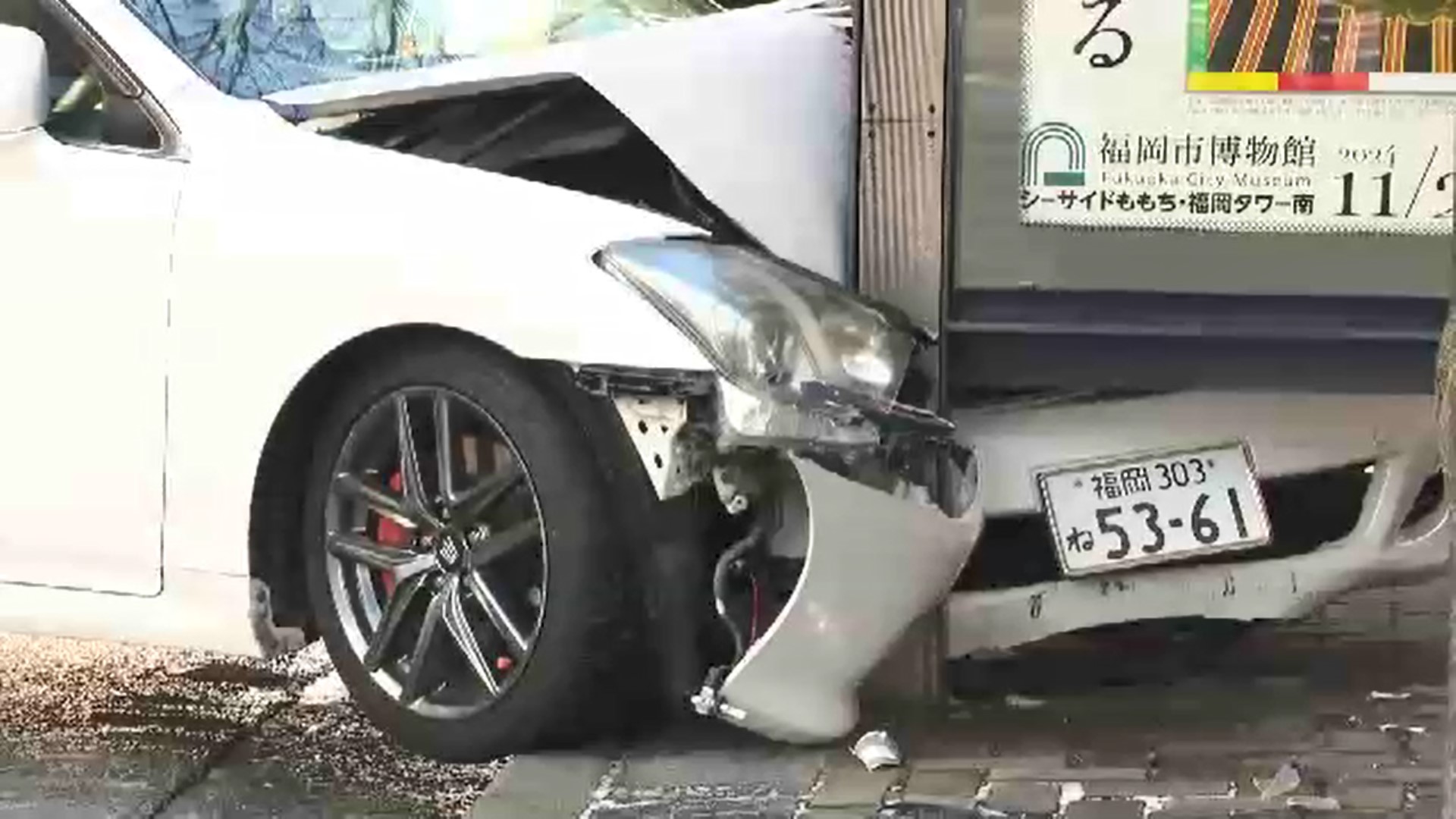 路面でスリップし車がバス停に突っ込む　ドアノブが凍って扉が開かない…　福岡県内各地で積雪　交通事故やトラブル相次ぐ