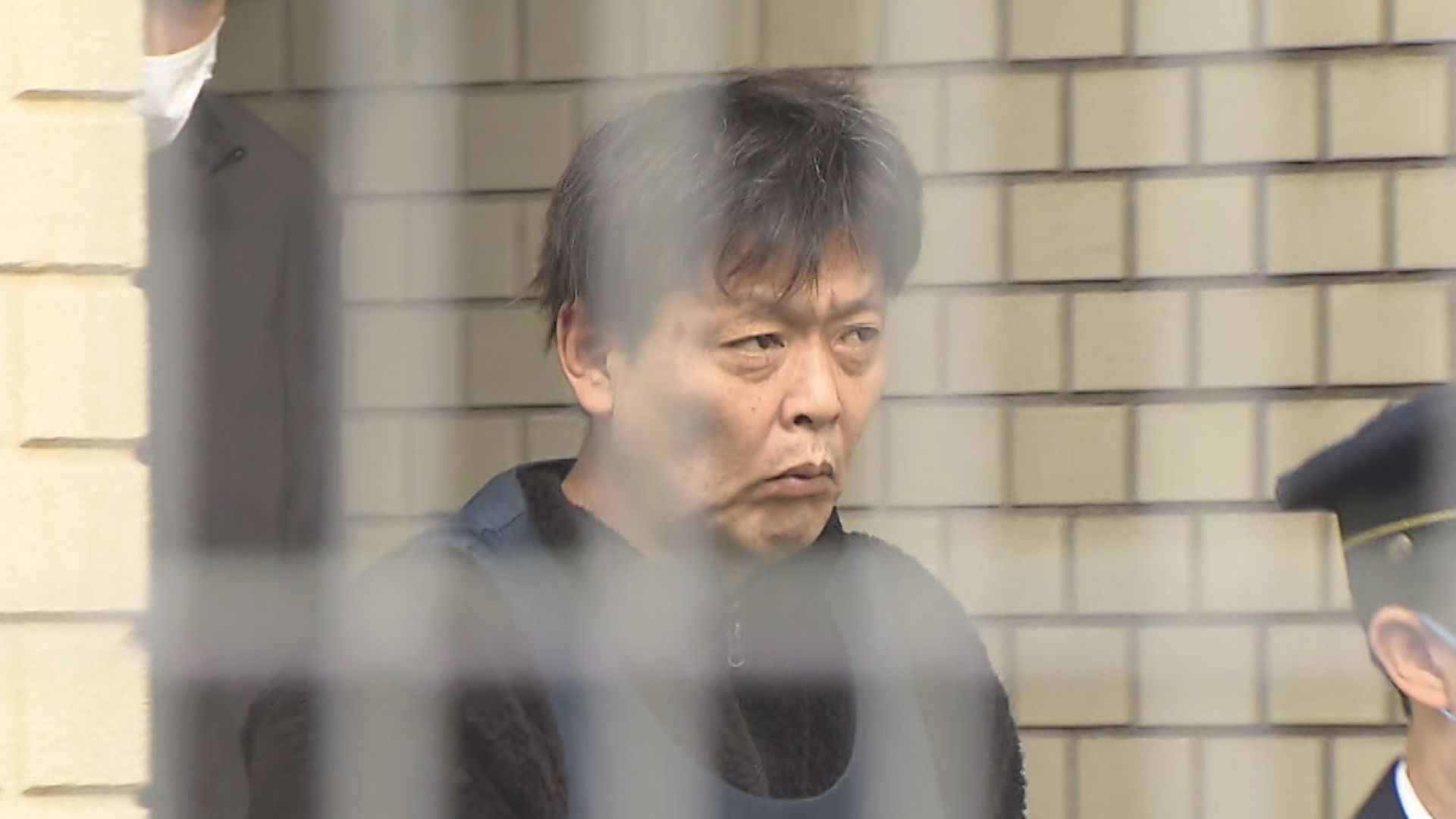 「殺意」と「刺した行為」いずれも否認　北九州中３殺傷　殺人容疑で再逮捕の男（４３）　拘留手続きで警察署から裁判所に移動　表情変えずに車に乗り込む　事件直前に２人に狙い定めた可能性　福岡