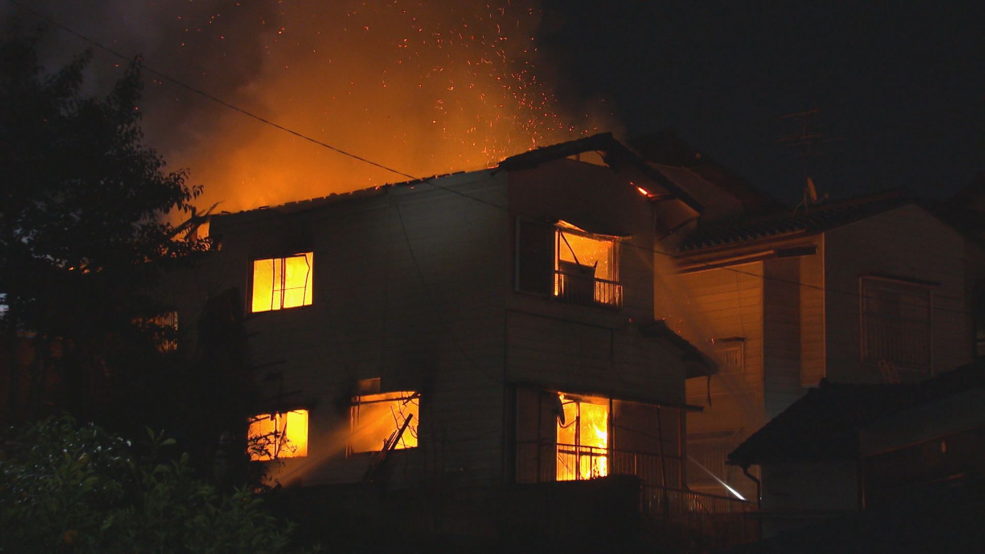 「ヒーターを倒して家が燃えている」　福岡市早良区の住宅で火事　寝ていた3人は出火直後に逃げ出す