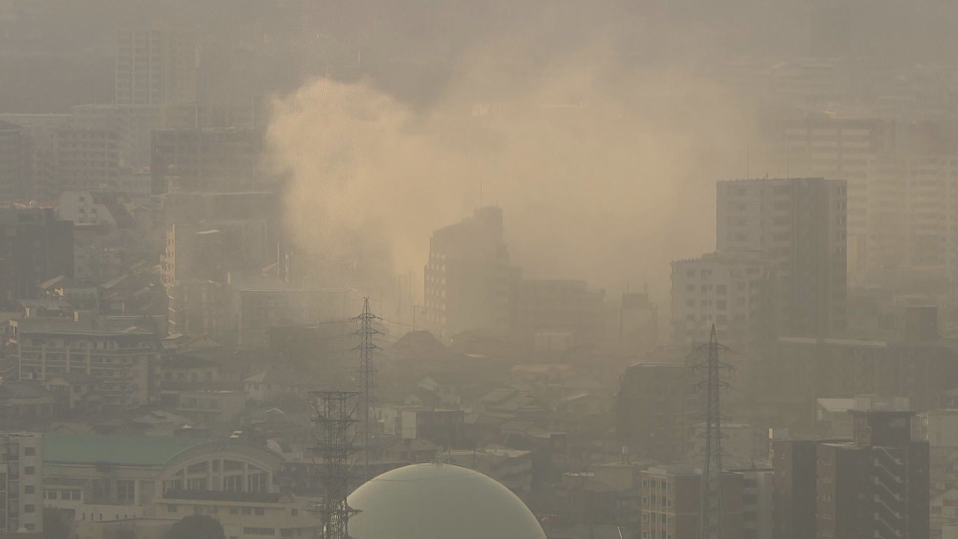 【速報】「ベランダから黒煙が出ている」など通報多数　北九州市小倉北区で火事　消火活動続く