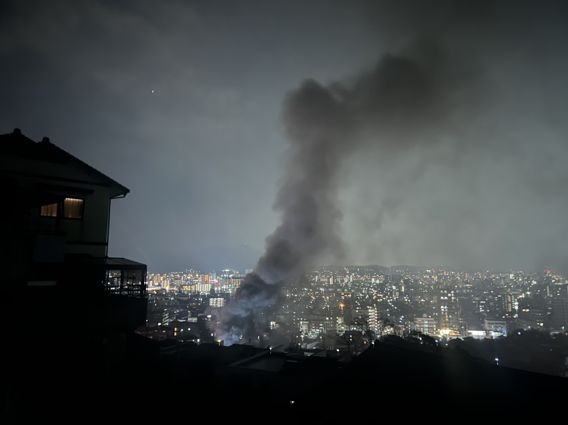 【速報】煙が激しく上がる　北九州市小倉北区の住宅で火事　住人のうち1人と連絡取れず　消火活動続く　福岡