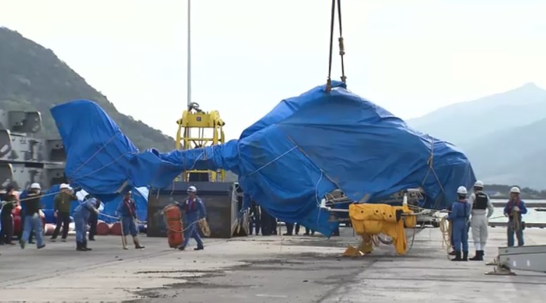 海中から回収の医療搬送ヘリ　佐賀の唐津港に陸揚げ　生存者も骨折など大けが　海上保安部が損傷状況など実況見分へ　原因究明が本格化