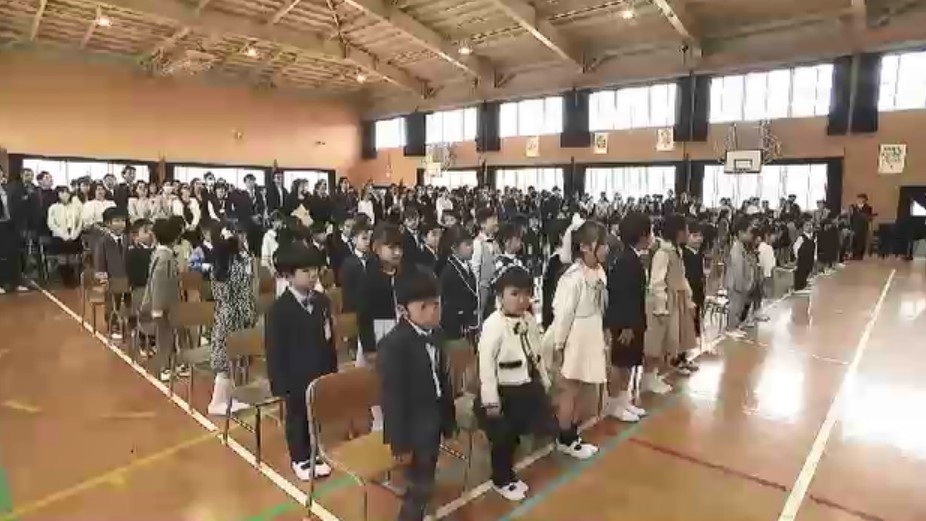 福岡市立小学校で入学式　新1年生が新たな一歩　「ブランコで遊びたい」「友達100億人作りたい」