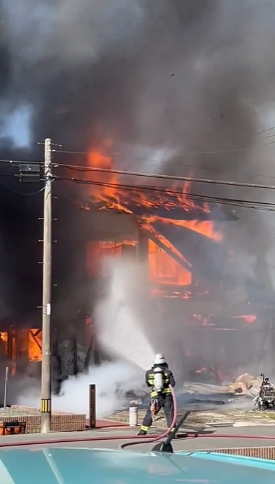【速報】激しく炎上　大牟田市で木造2階建て住宅と小屋が燃える火事　住宅には2人が暮らす　福岡
