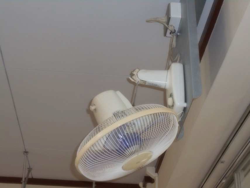若松中央小学校で教室の天井にに設置していた扇風機の接合部分が破損　北九州市内のすべての小中学校に対して扇風機の点検を行うよう指示