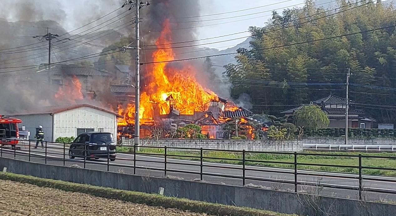 「仏壇から火が出ていた」苅田町で住宅焼く火事　木造2階建て住宅が一時激しく炎上　福岡