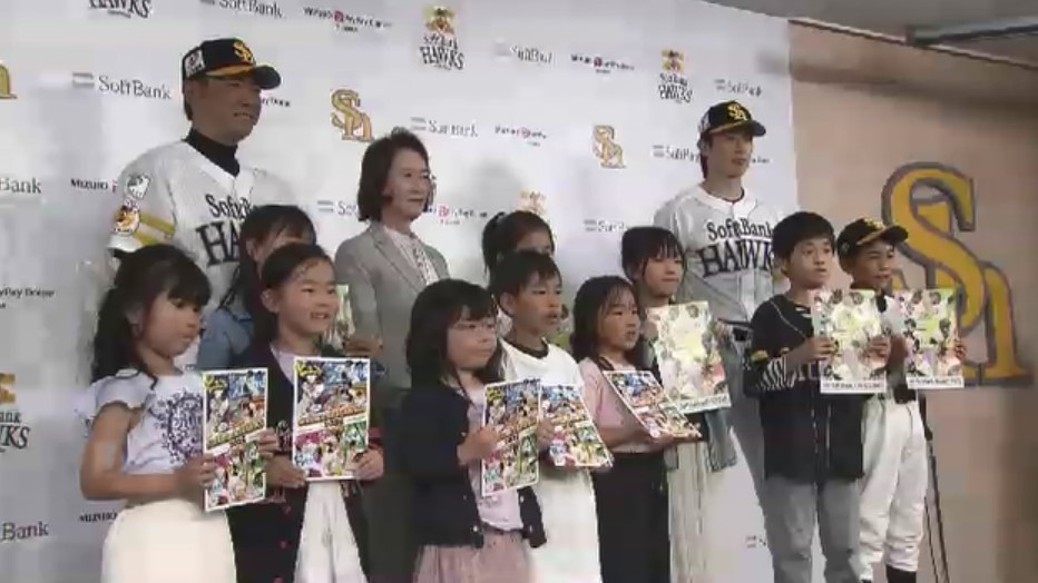 福岡県内の小学生にホークス文具を贈呈　地域貢献の一環　小久保監督「遊びも勉強も全力で」