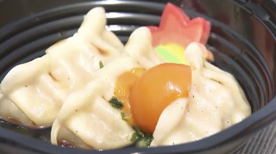 餃子の上に卵の黄身がドン！すき焼き風に味噌バタースープ…変わり種餃子が集結　13店舗28種類が全国から福岡に