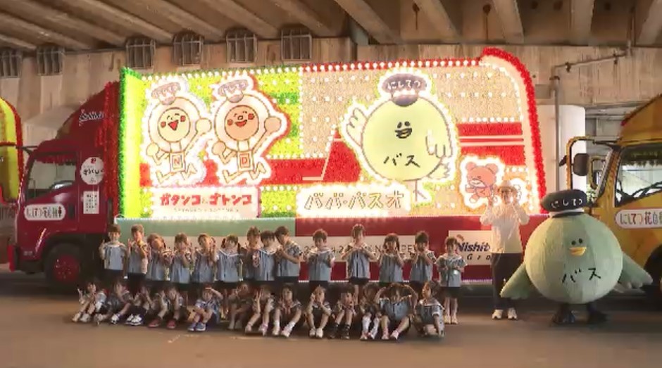 博多どんたく彩る「花自動車」点灯式　参加の園児「光ってるのがかわいい」　3台で3000個のLED使用　福岡市内中心部を運行