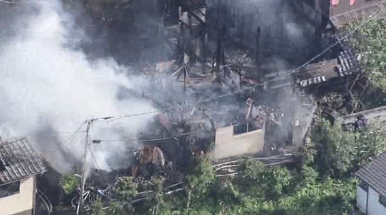【速報】大量の黒い煙上がる「建物が燃えている」通報多数　住宅で火事　消火活動続く　乾燥注意報が発表中　山口・下関市