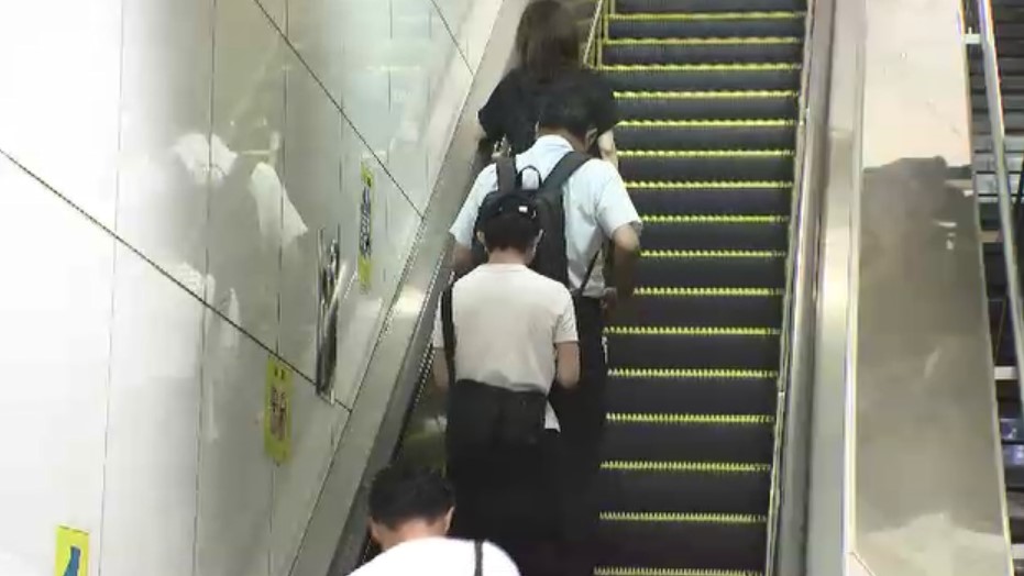 “盗撮被害”多発の福岡市・天神地区　駅のエスカレーター横に『盗撮防止ミラー』設置　「ゼロになることを期待」