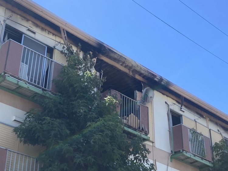 【速報】「煙と火が見える」通報相次ぐ　北九州市のアパートで火事　消防が出動し消火活動続く　福岡